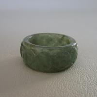 ราคา แหวนหยกพม่า Jadeite แกะสลักลายเหรียญจีนโบราณ ขนาดวงใน 18.8mm หรือ เบอร์ 57-58 กว้าง 10.6mmสีเขียวสวยงามสวมใส่ได้ทุกเพศ (18289661762)