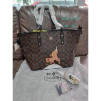 ราคา กระเป๋าช็อปปิ้ง Coach ขนาด16.5 นิ้ว สูง11 นิ้ว พร้อมสายสะพายข้างและถุงผ้า #พร้อมส่ง (17060789539)