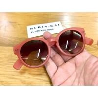 ราคา แว่นกันแดด บานพับ5ชั้น ตอกหมุด แข็งแรงมีน้ำหนัก หน้ากว้าง 135 เลนส์สีชาไล่เฉด มีรอยเล็กน้อย ราคา 300฿ (24851793596)