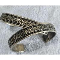 ราคา กำไลข้อมือตัวC กะไหล่เงินลายช้าง(งานเก่ามือ2) (25354662468)