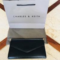 ราคา CHARLES & KEITH Envelope Flap Wallet CK6-10770096 กระเป๋าสตางค์ ที่ปิดเป็นแบบแถบแม่เหล็ก (1661099535)