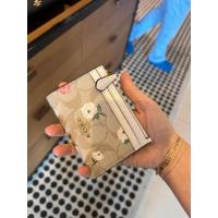 ราคา เคส COACH Mini Skinny Id ในผ้าใบซิกเนเจอร์พิมพ์ลายดอกไม้ (40474560692)