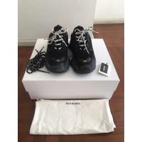 ราคา Balenciaga Triple S Black size40 แท้1000% มือสอง สภาพดี มีถุงผ้า ป้ายtag กล่อง ครบค่ะ (5974542811)