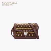 ราคา COCCINELLE กระเป๋าสะพายผู้หญิง รุ่น MARVIN TWIST MONOGRAM CROSSBODY BAG 150101 สี MUL.RESINA/CARR (24007220573)