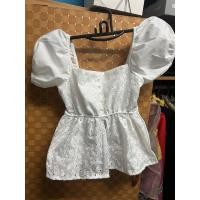 ราคา เสื้อปักลูกไม้สีขาว แขนตุ๊กตา (25135248700)