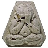 ราคา พระปิดตาฝังพลอย หลังยันต์กระบองไขว้เนื้อผงพุทธคุณ (2199232400)