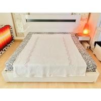 ราคา ผ้าห่ม ขนาด 4.5ฟุต ผ้าแพรสีขาวปักลายดอก มือสองขายตามสภาพ สินค้าญี่ปุ่น-เกาหลีแท้ (16884037459)