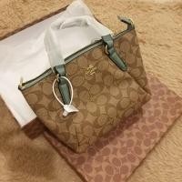 ราคา พร้อมส่ง Coach กระเป๋าถือสตรีงานดี รุ่นยอดนิยม สะพายข้างเกร๋ๆ หรือจะคล้องแขนก็ได้ มาพร้อมถุงผ้า +กล่อง (13450628483)