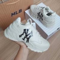 ราคา พร้อมส่ง MLB Bigball Chunky Classic Monogram NY รองเท้าสีครีมโลโก้ดำ ⚪️⚫️ (23688621013)