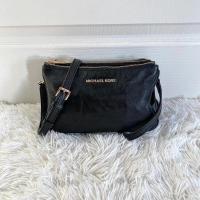 ราคา Used Michael Kors Bedford black gusset crossbody ของแท้ (13450439844)