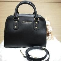 ราคา กระเป๋าmk ของแท้ สีดำ ฐาน10นิ้ว สูง8นิ้ว มีสายสะพายข้าง อะไหล่สีทอง สภาพสวยแม่ค้่ให้95% เลยค่ะ (2286171195)