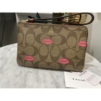 ราคา Coach กระเป๋าสตางค์คล้องมือ size S ของแท้ ใหม่ (9642784309)
