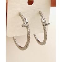 ราคา ✨ต่างหูห่วงคาร์เธียร์ฝังเพชรรัสเซียก้านเงินแท้92.5หุ้มทองคำขาวแบบครึ่งวงกลม สำหรับคนแพ้ง่าย สวยหรูหราขนาด 1.5x30 mm. (7681612981)