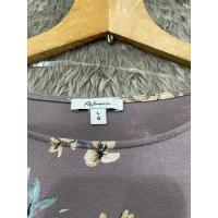 ราคา Reitmans เสื้อยืดคอกลมพื้นสีม่วงเทาลายดอก ผ้า viscose ผสม ยืดเยอะ สินค้ามือ 1 **ดูขนาดที่รายละเอียดสินค้านะคะ** (19509272333)