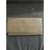 ราคา กระเป๋าสตางค์ Miu Miu แท้ มือสอง (23650543262)