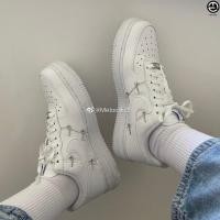 ราคา Nike Air Force 1 AF1 สีขาวพร้อมตะขอเงินขนาดเล็กสี่อัน Air Force One รองเท้าลำลองสำหรับบุรุษและสตรีสีขาวบริสุทธิ์ (4690000331)