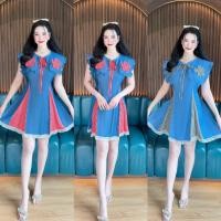 ราคา พร้อมส่ง เดรสผ้ายีนส์ คอปกแต่งระบาย ปักดอกลายสก็อต ผูกโบว์หน้า พร้อมสายผูกเอว แต่งชายลูกไม้ A6836 (43006989646)