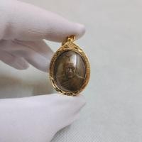 ราคา จี้พระหลวงพ่อทองสุข วัดโตนดหลวง จ.เพชรบุรี พ.ศ.2498 เลี่ยมกรอบทองไมคร่อนอย่างดี พร้อมบูชา (17697395339)