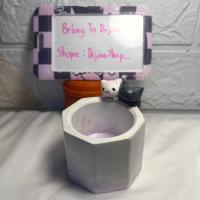 ราคา ‼️used‼️กระถางจิ๋ว ทรงแปดเหลี่ยมเคลือบสี แถมแมวเกาะกระถาง (27150659222)