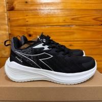 ราคา 2 สีหลากหลาย UNISEX DIADORA รองเท้าสําหรับผู้ชายและผู้หญิง DIADORA ENEREA BLACK WHITE & NAVY WHITE ORIGINAL SPORTY RUNNING SNEAKERS (27891036000)