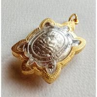 ราคา จี้พระ หลวงปู่หลิว พญาเต่าเรือน พุทธคุณ รุ่นปลดหนี้ เนื้อโลหะ องค์สีเงิน เลี่ยมกรอบไมครอน แข็งแรง ทนทาน เสริมโชคลาภ (5366294645)