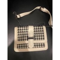 ราคา ส่งต่อ กระเป๋าสะพายข้างสีขาวดำ ลายตาราง (23103565012)