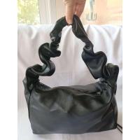 ราคา ♥️กระเป๋าหนังมือ2 งานเกาหลี ♥️สภาพ 85% หนังนิ่ม สีดำ ♥️สายปรับย่นได้ ยืดได้ ♥️size m แบบน่ารัก นิยมอยู่ ♥️ซับในสะอาด (26333012301)