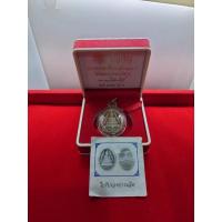 ราคา เหรียญหลวงพ่อโสธร เนื้อเงิน รุ่นอัญเชิญหลวงพ่อโสธรขึ้นจากน้ำ 245 ปี รุ่น 5 วัดโสธรวรารามวรวิหาร ปี 2558 พร้อมกล่องเดิม (11297319363)