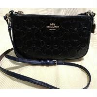 ราคา กระเป๋า Coach รุ่น Pouch สีดำลาย C นูน เหมือนใหม่ (2299873500)