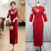 ราคา ป้าย CLT กี่เพ้าสีแดง งานปักนูนๆลายดอก คอจีน แขนยาว ทรงเข้ารูปผ่าหน้า สวยมาก ใส่ตรุษจีน (25708379736)