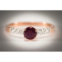 ราคา (R122 ชื่อแบบ “บานไม่รู้โรย”) : แหวนทองคำทรงยอดชูประดับพลอยทับทิมสยาม ประดับยอดเพชรแท้น้ำ100 (Siamese Ruby) (566993837)