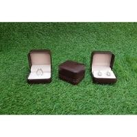 ราคา กล่องใส่แหวน+ต่างหู รหัส J5 รุ่นพรีเมียม ขอบโค้งมน ลายหลุยส์ลายไม้ ภายในบุผ้าพิกเพลสีเบส (9853344260)