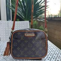 ราคา กระเป๋าสะพายทรงกล่อง LV มือสองหนังแท้ ลายหลุยส์วินเทจ มีตำหนิข้างซิป หนังแข็งแรง สภาพหนังดีมาก ใบเล็กน่ารัก (13553271607)