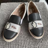 ราคา Fila รุ่น moomin ขาวดำ มือสอง ไซส์ w8 (4561698761)