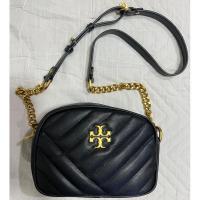 ราคา ส่งต่อกระเป๋าสะพาย TORY BURCH KIRA CHEVRON SMALL CAMERA BAG - BLACK อะไหล่ทองของแท้ สภาพน่งฟ้า (23740658813)