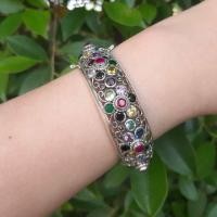 ราคา กำไลเงินเเท้ 92.5% กำไลดอกไม้ล้อมพลอยนพเก้า พลอยหลากสี พลอยรัสเซีย ความกว้าง 6 เซนติเมตร (12908820205)