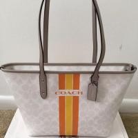 ราคา Coach varsity zippy tote bag ส่งตรงจากช็อปอเมริกา (34626634)
