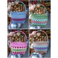 ราคา ตะกร้าสานเส้นพลาสติกกลม มีหูหิ้ว รุ่นกลมใหญ่ ขนาดปากกว้าง 29 เซนติเมตร สูง 17 เซนติเมตร (21657330568)