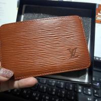 ราคา กระเป๋าใส่นามบัตรLV ลายไม้สีน้ำตาลมือสองของแท้ (26657629753)