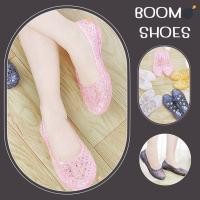 ราคา BOOM รองเท้าคัชชูยางเจลลี่สีใส 3 สี แต่งฉลุส้นเตี้ย พื้นลายดอกเดซี่ (173) (23361892138)