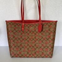 ราคา COACH REVERSIBLE CITY TOTE IN SIGNATURE CANVAS WITH CRAYON HEARTS PRINT #91014 (7120676289)