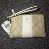ราคา COACH CORNER ZIP WRISTLET IN SIGNATURE CANVAS #F58035 (34863972)