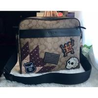 ราคา Coach แท้ ✔️ พร้อมส่ง กระเป๋าสะพายข้างผู้ชาย รุ่น Limited | Coach Keith Haring Charles Camera Bag in Signature Canvas (2607467955)