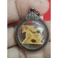 ราคา สิงห์สองขวัญกระดูกแกะของหลวงพ่อเดิมวัดหนองโพจังหวัดนครสวรรค์ ขนาด 1 นิ้วเลี่ยมเงินเก่าโบราณ (43960818769)