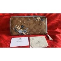 ราคา กระเป๋าตังใบยาวซิบรอบยี่ห้อ❤️Coachมือ2ไหม่มากๆ#Coachลายลิมิเต็ด มีแคร์การ์ด ใบเสร็จ ไม่มีป้ายราคาค่ะ รับประกันของแท้% (12231411312)