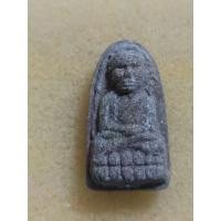 ราคา หลวงปู่ทวดเนื้อว่านพิมพ์พระรอดกลางด้านหลังมีโค๊ตมี number ไม่ทราบที่ครับ (24690519052)