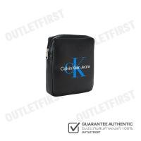 ราคา CALVIN KLEIN JEANS รุ่น MONOGRAM SOFT REPORTER BAG CODE: ZM02703 BDS กระเป๋าสะพายข้าง กระเป๋าสะพายข้างผู้ชาย กระเป๋า (24792644460)