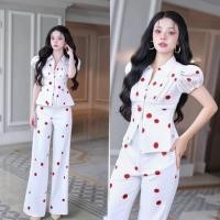 ราคา AL Set 2 ชิ้น เสื้อทรงแขนตุ๊กตา สีขาวลายจุดแดง ดีเทลคอปก ซิปหน้า และแต่งจับจีบเล็กๆ แมทซ์กับกางเกงขายาวลายเดียวกัน (28692917834)