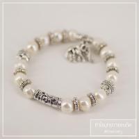 ราคา สร้อยข้อมือมุกน้ำจืดเต็มวง (มุกสีขาวล้วน) สลับเงินลายโบราณ ห้อยจี้รูปช้างไทย | กำไลเงินมุกแฟชั่น by Pearl.elry (9373341252)
