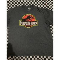 ราคา เสื้อลายโลโก้ภาพยนตร์เรื่องJurassic Park มือสองของแท้ ไซส์2XLเกือบ3XL ไซส์หายาก ไครแฟนหนังจัดได้ ของสะสมไดโนเสาร์ราคาถูก (43500731110)